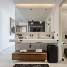 5 bedroom luxury seaside villa with indoor & outdoor pool, near Acharavi, sleeps 10